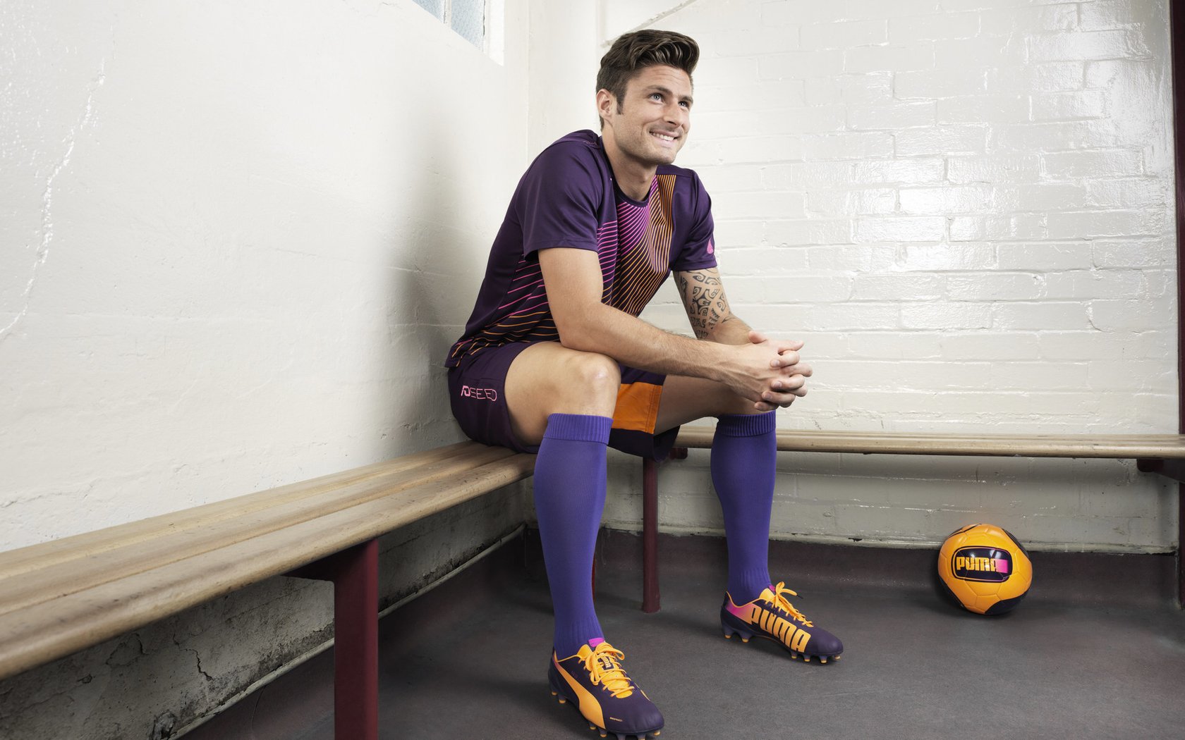 荷兰女足国脚罗尔德公开恋情，勇敢爱，无惧批评